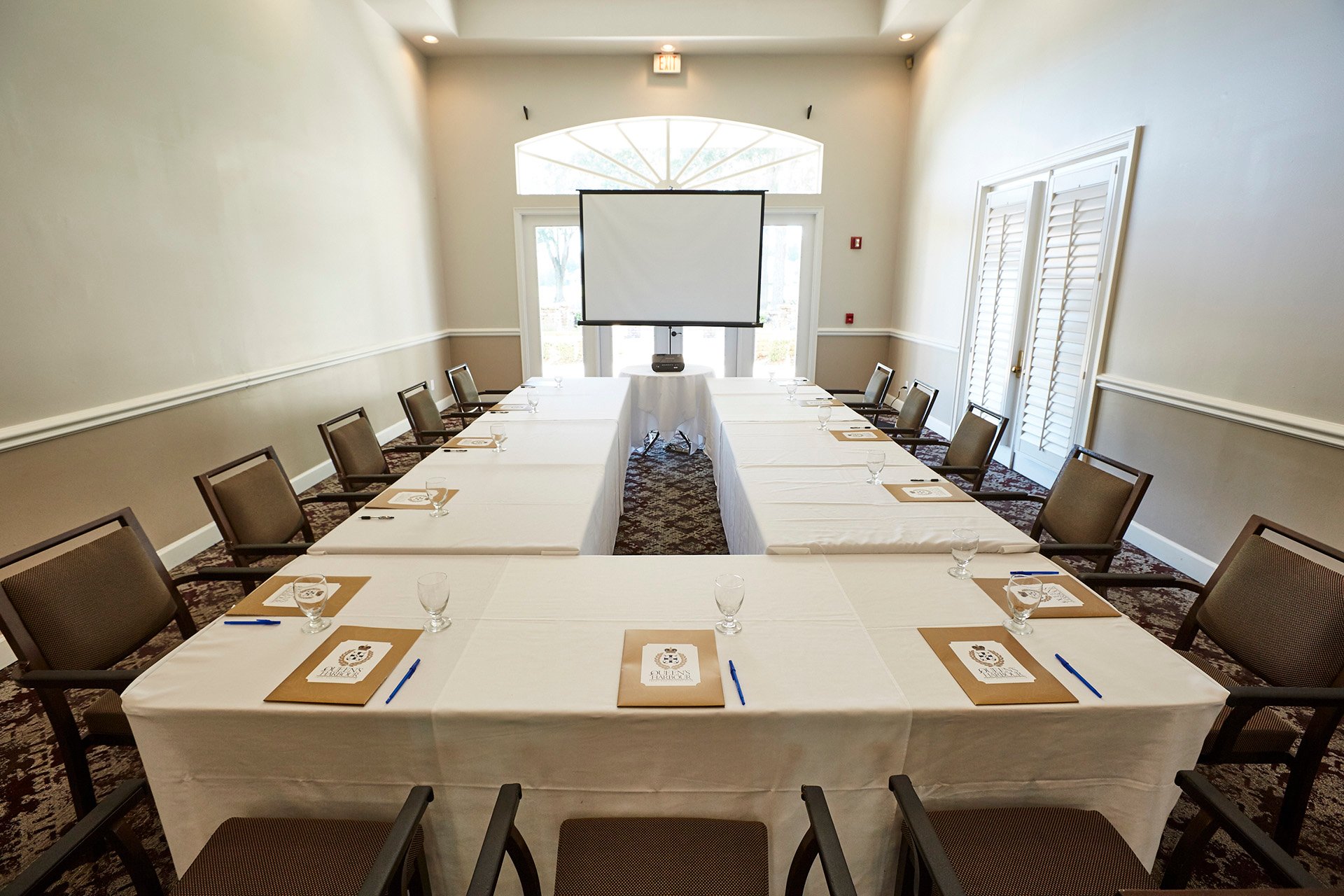 Queen's Harbour Yacht & Country Club - Meeting Room
